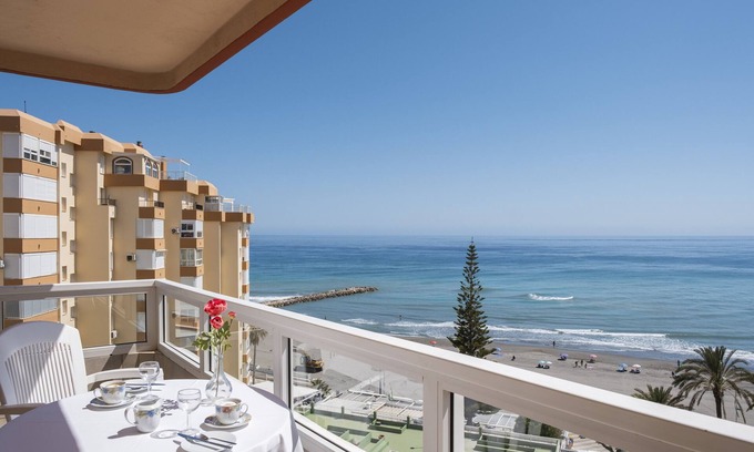 Torrox Costa Apartamento | Apartamento 'Bloque 76' con vistas al mar, piscina compartida y Wi-Fi
