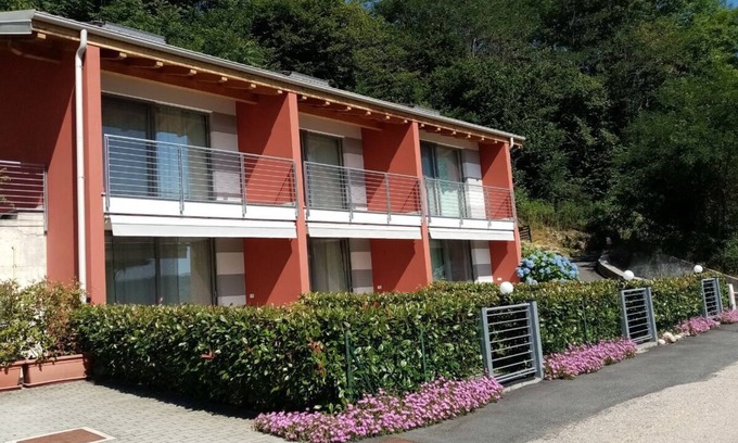 Pella Apartamento | Apartamento "Blue" en la casa con vista al lago, aparcamiento y playa privada
