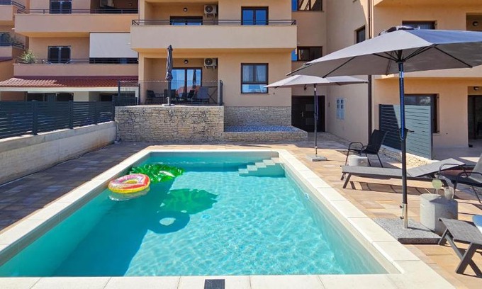 Liznjan Apartamento | Apartment Bluemare B3 with Shared Pool