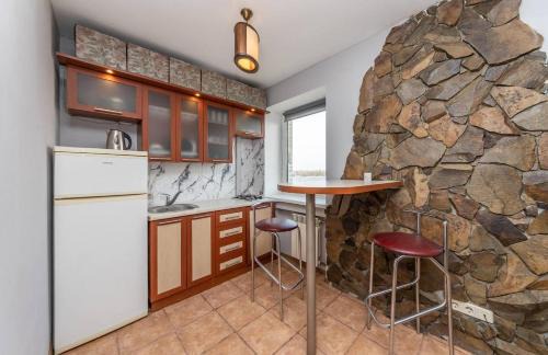 Podil Apartamento | Apartment by the Dnipro Riverfront in Historic Podil