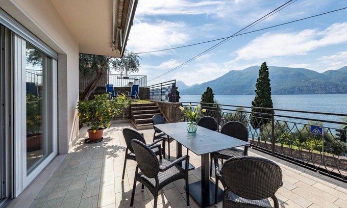 Brenzone sul Garda Apartamento | Apartment 'Cà Granda Brenzone' with Lake View, Wi-Fi and Air Conditioning