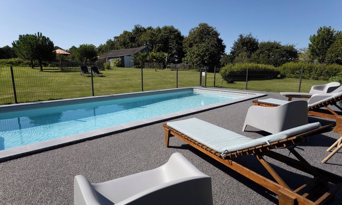 Clohars-Fouesnant Apartamento | Apartamento 'Calme Campagne Piscine' con piscina compartida, jardín compartido y Wi-Fi