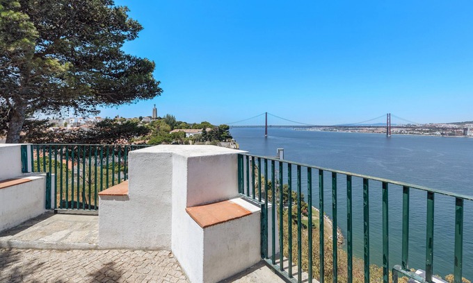 Cacilhas Apartamento | Apartamento 'Cantinho Do Tejo' con terraza privada y Wi-Fi