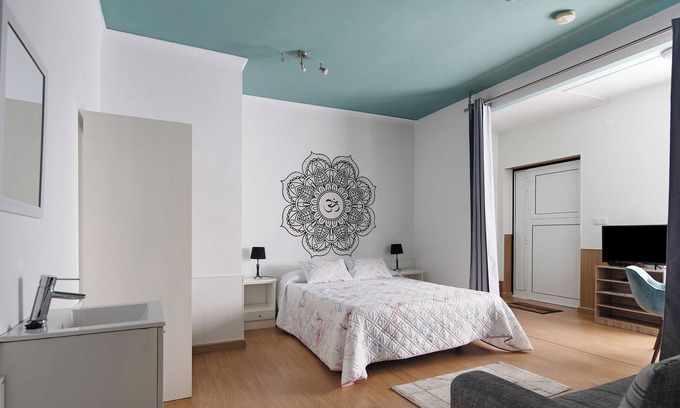 Praia da Vitoria Apartamento | Apartamento 'Cantinho Dos Remédios' con vistas a la montaña, Wi-Fi y aire acondicionado.