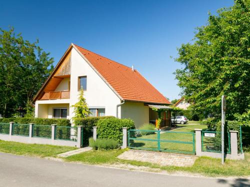 Balatonszemes Apartamento | Apartment Carlo by Interhome