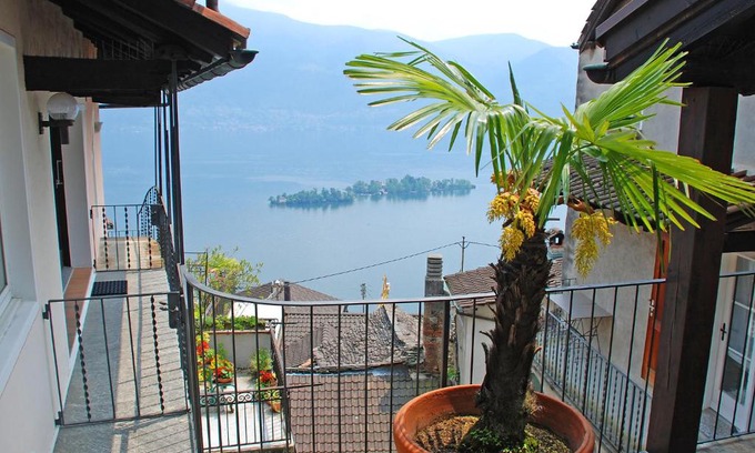Ronco sopra Ascona Apartamento | Apartment Casa Eduardo Apt-2 by Interhome