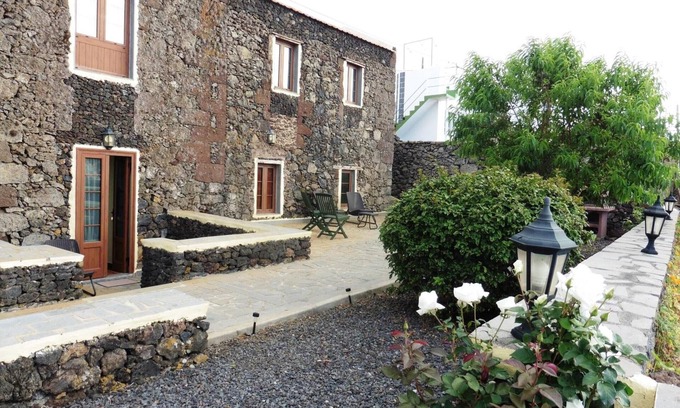 Mocanal Apartamento | Apartment 'Casa Rural Los Perales - El Castaño' with Sea View, Shared Terrace and Wi-Fi