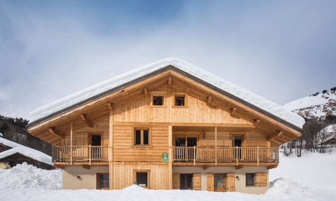 Hauteluce Apartamento | Apartamento 'Chalet Evasion - 13 Personnes' con vistas a la montaña, jardín compartido y Wi-Fi