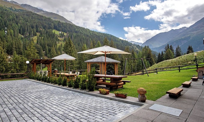 Santa Caterina Valfurva Apartamento | Apartment 'Chalet Primula 1' with Mountain View, Shared Garden and Wi-Fi