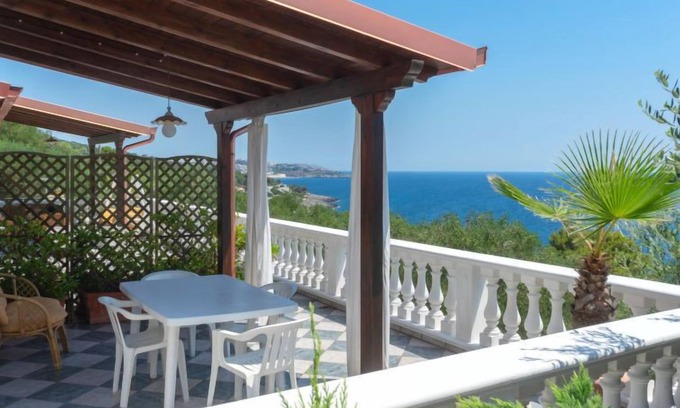 Marina di Andrano Apartamento | Apartamento Cicala by Interhome
