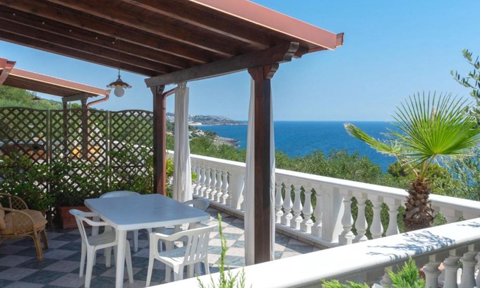 Marina di Andrano Apartamento | Apartment Cicala by Interhome
