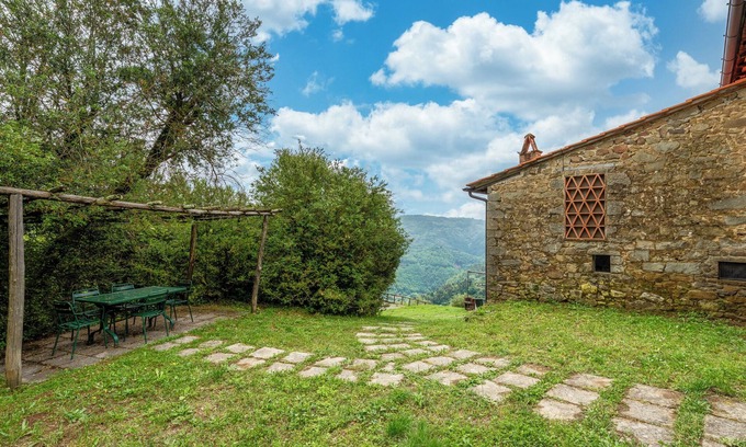 Pietrabuona Apartamento | Apartamento 'Cima A Zano' con vistas a la montaña, piscina compartida y Wi-Fi