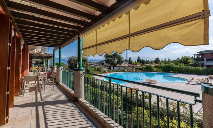 Rivoltella Apartamento | Apartamento 'Delizioso Residence Vista Lago' con vistas al lago, Wi-Fi y aire acondicionado