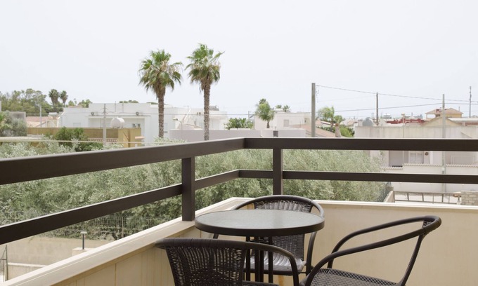 Fondo Morte Apartamento | Apartamento 'Dolce Vita Marzamemi Uno' con vistas al mar, terraza compartida y aire acondicionado.