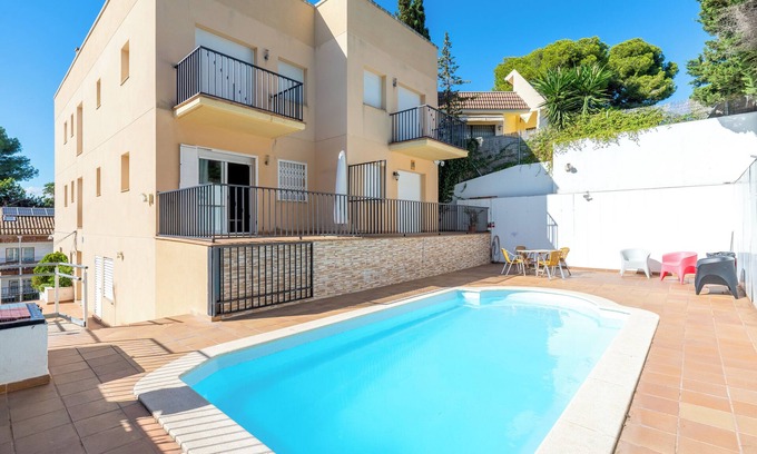 Segur de Calafell Apartamento | Apartamento 'Dorada 2-3' con piscina compartida, terraza privada y Wi-Fi