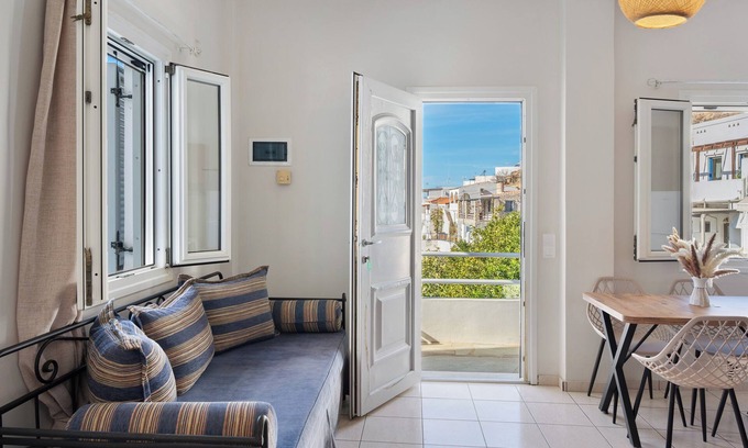 Merichas Apartamento | Apartamento 'Driopida 5 Irida' con terraza privada, balcón y aire acondicionado