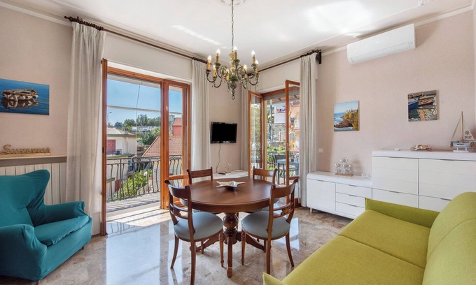Varazze Apartamento | Apartamento 'Due Passi Dal Mare Tra Gli Ulivi' con vistas al mar, Wi-Fi y aire acondicionado