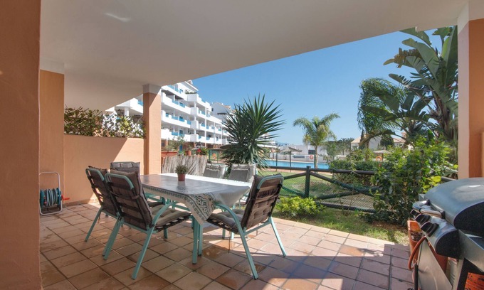 Castillo de Sabinillas Apartamento | Apartamento 'Duquesa Suites Golf y Jardines' con piscina compartida, Wi-Fi y aire acondicionado.