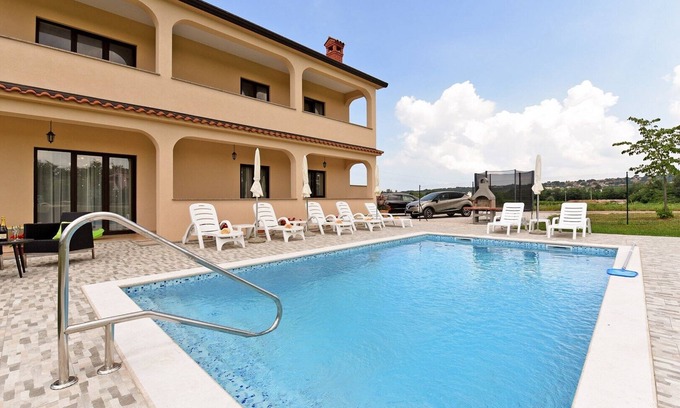 Kastelir-Labinci Apartamento | Apartment Dvori with Private Pool and BBQ