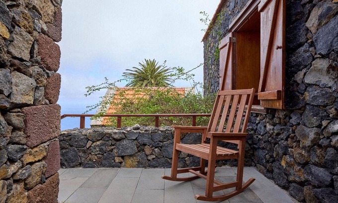 Mocanal Apartamento | Apartment 'El Ciruelo' with Sea Views, Shared Terrace and Wi-Fi