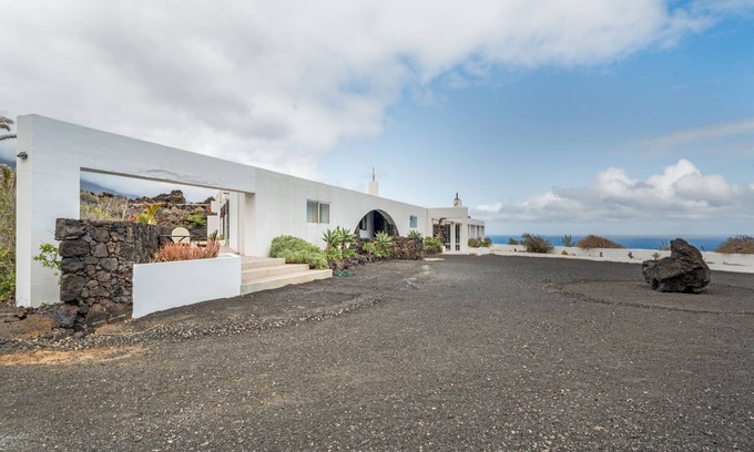 Frontera Apartamento | Apartamento 'El Submarino A' con vistas al mar, terraza privada y jardín compartido