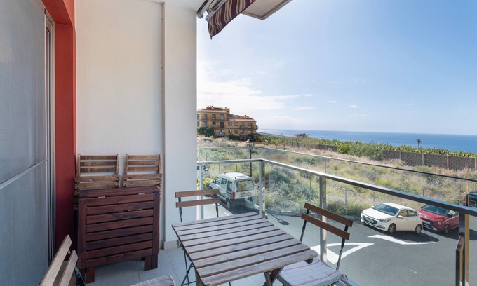 Tazacorte Apartamento | Apartamento 'Elegante' con vistas al mar, balcón y Wi-Fi