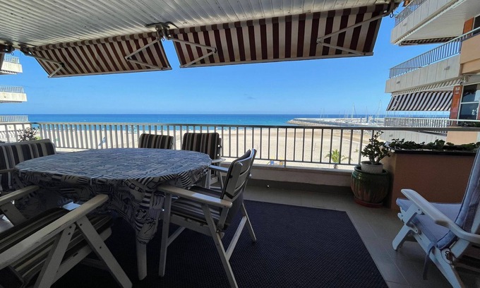 El Roc de Sant Gaieta Apartamento | Apartamento 'En Primera Línea De Mar' con vistas al mar, piscina compartida y Wi-Fi