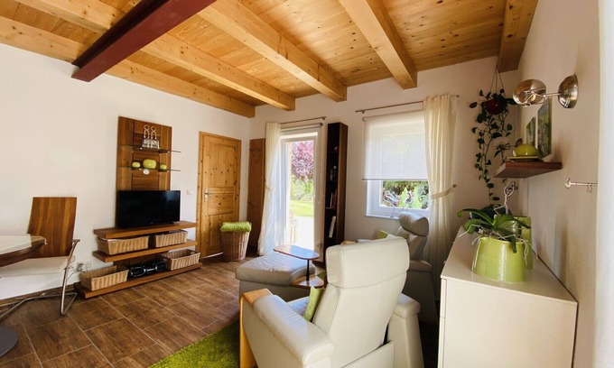 Neustrelitz Apartamento | Apartamento 'Klein Trebbow' con terraza privada, jardín privado y Wi-Fi