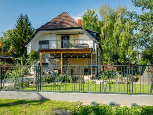 Balatonszarszo Apartamento | Apartment Erika by Interhome