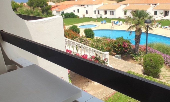 Arenal d'en Castell Apartamento | Apartamento con piscina privada, jardín y vistas al mar