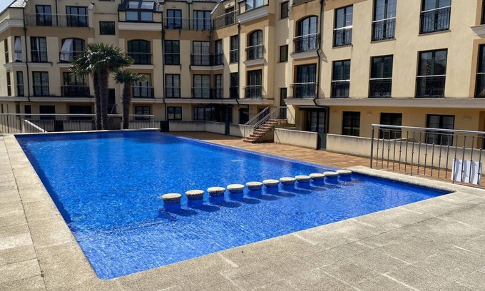 Porto de Espasante Apartamento | Apartment with ocean views and community pool, just a 3 min walk to the beach!