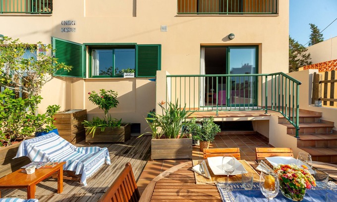 Es Pujols Apartamento | Apartamento 'Es Pujols' con terraza privada, Wi-Fi y aire acondicionado