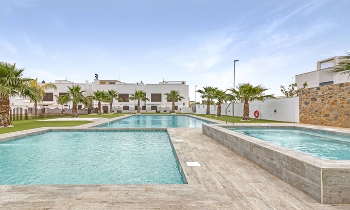 Torre de la Horadada Apartamento | Apartamento 'Porto Marina Village' con piscina compartida, Wi-Fi y aire acondicionado