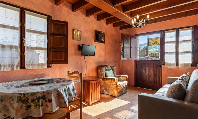 Llenín Apartamento | Apartamento 'Fana' con vistas a la montaña, jardín privado y Wi-Fi