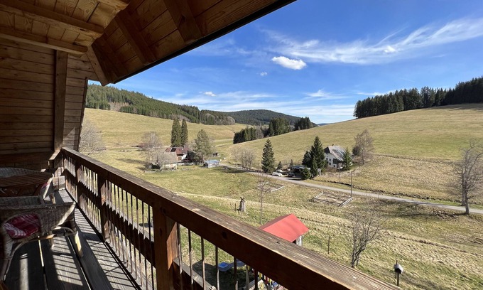 Titisee-Neustadt Apartamento | Apartamento 'Ferienwohnung Sternschnuppe, 90 Qm' con vistas a la montaña, jardín compartido y balcón