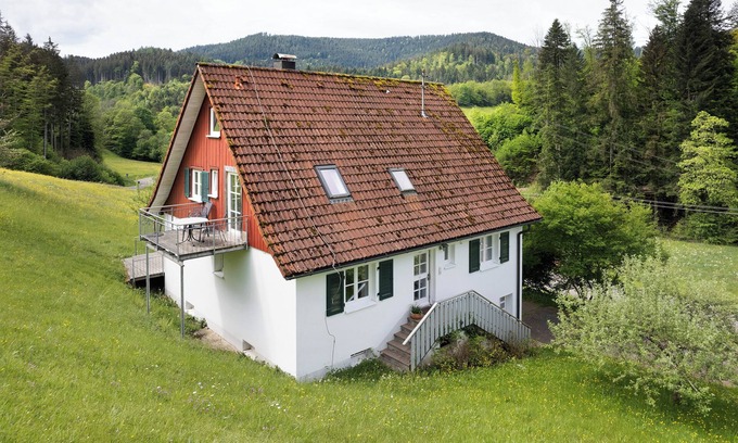 Schenkenzell Apartamento | Apartamento 'Ferienhaus 1 - Wohnung Tanne, 78qm' con vistas a la montaña, terraza privada y Wi-Fi