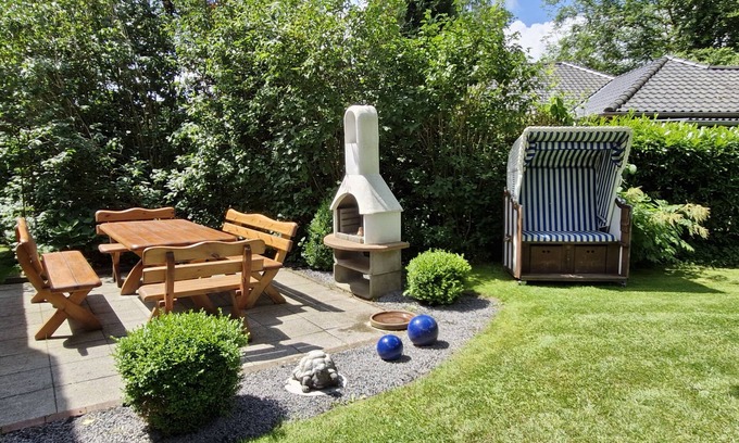 Winnert Casa | Apartment 'Ferienhaus Jakobsen' with Private Garden, Balcony and Wi-Fi