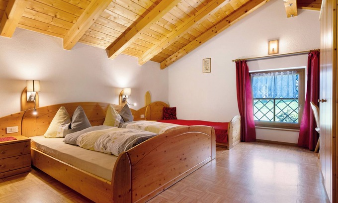 Kastelruth Apartamento | Apartamento 'Ferienwohnung Kastelruth' con vistas a la montaña y balcón