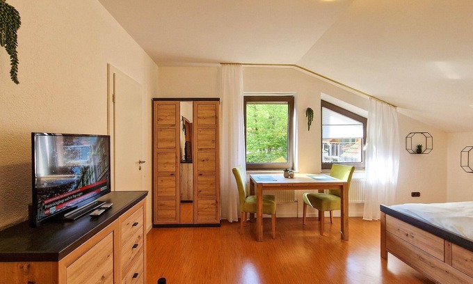 Obernhausen Apartamento | Apartamento 'Fewo Zuckerfeld' con terraza compartida y Wi-Fi