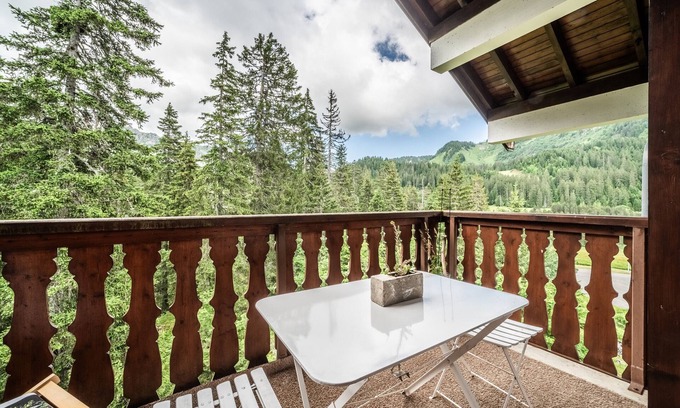 Mieussy Apartamento | Apartamento 'Fleury' con vistas a la montaña y balcón