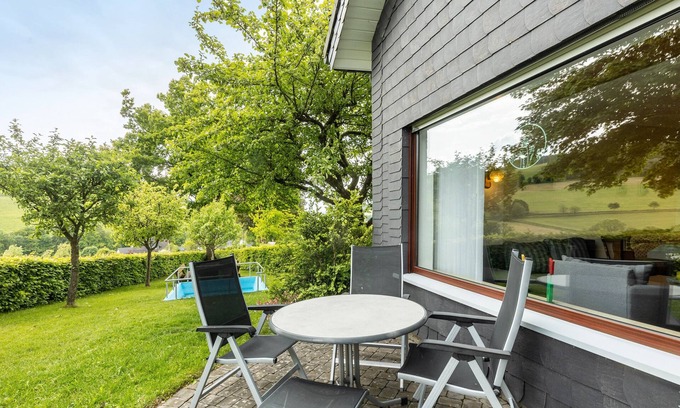 Oberhenneborn Apartamento | Apartamento 'Fuchsbau, 30qm' con vistas a la montaña, terraza privada y Wi-Fi