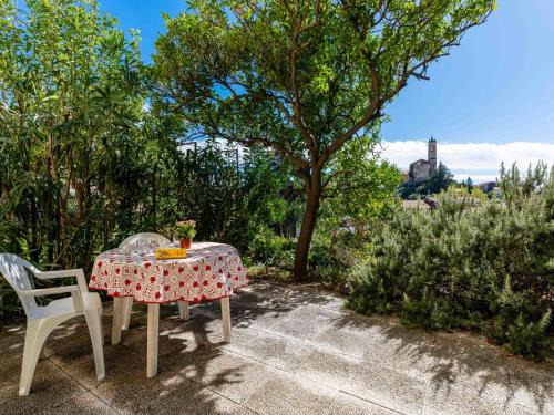 Castellaro Apartamento | Apartment Gartenwohnung by Interhome
