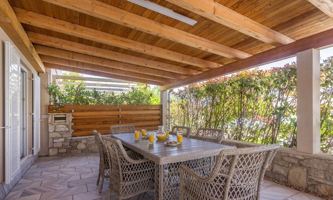 Nerezine Apartamento | House MIRABELLE with large heated Pool 50m2 / Apartment GISELLE with heated pool and large terrace 50m2