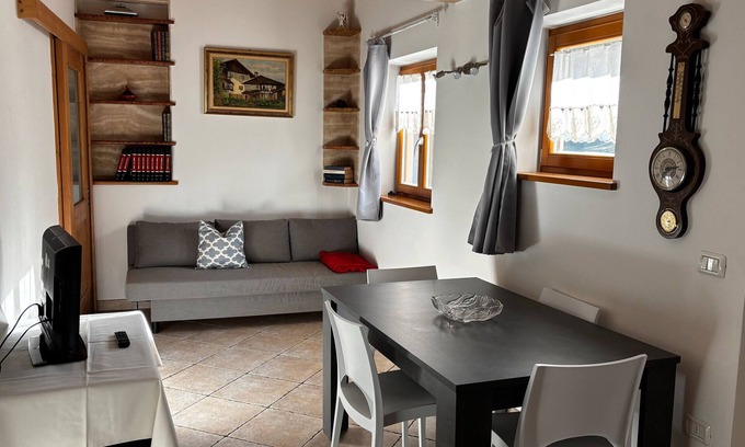 Tesero Apartamento | Apartamento 'Goldener Schnee Tesero' con vistas a la montaña, terraza privada y Wi-Fi