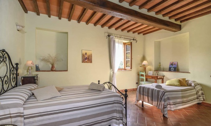 Pomarance Apartamento | Apartamento 'Granaio' con piscina compartida, jardín privado y Wi-Fi