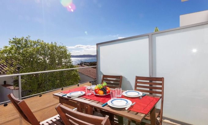 Llanca Apartamento | Apartamento Grifeu by Interhome