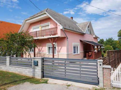 Balatonszemes Apartamento | Apartment Gyula by Interhome