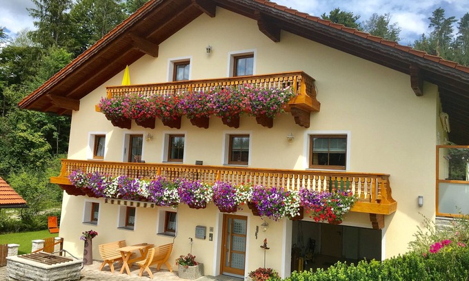 Neureichenau Apartamento | Apartamento 'Haus Peschl Fewo 2' con jardín compartido, balcón y Wi-Fi