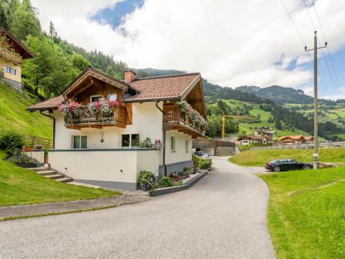 Grossarl Apartamento | Apartment Haus Toferer by Interhome