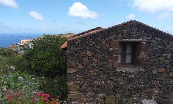 Mocanal Apartamento | Apartamento 'Higuera Morales' con vistas a la montaña y terraza privada
